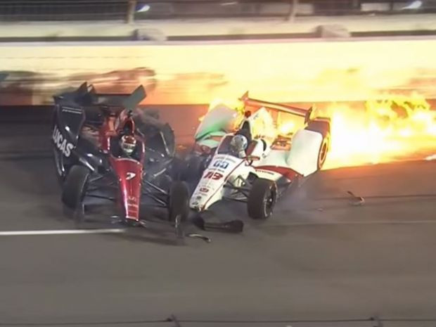 IndyCar: Απίστευτη καραμπόλα βγάζει τα μισά αυτοκίνητα εκτός αγώνα (βίντεο)